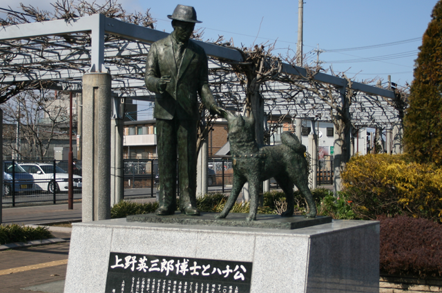 近鉄久居駅 東口 「上野英三郎とハチ公」銅像